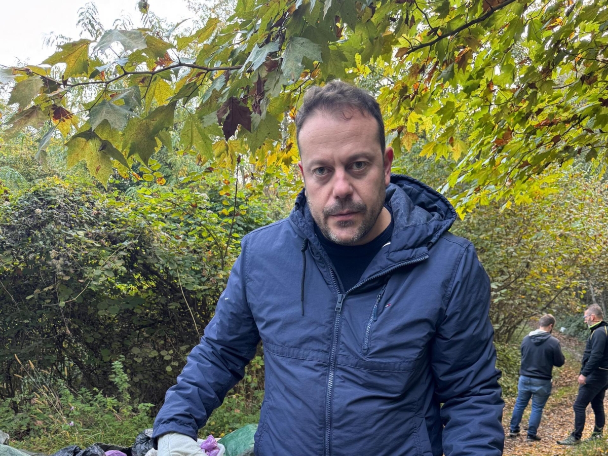 Sondrio, il deputato leghista Eugenio Zoffili preso a sassate dagli spacciatori mentre ripulisce il bosco: «Episodio inaccettabile»