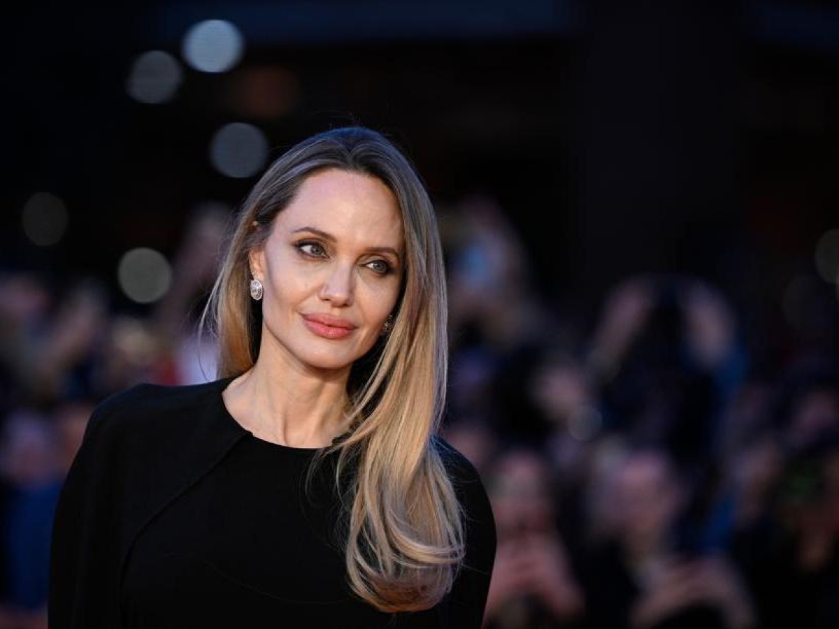 Festa del Cinema, sorrisi e schiena nuda: tutte le foto di Angelina Jolie sul red carpet