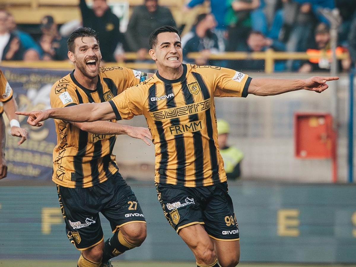 Calcio, la Juve Stabia mette le mani sul derby con l'Avellino: due reti nel finale del primo tempo