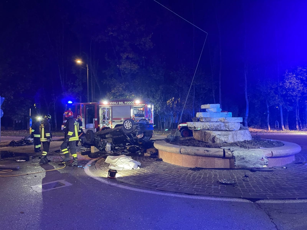 tragedia ad asiago auto con cinque ventenni si schianta contro una fontana tre morti il sindaco 160andavano a velocit224 folle