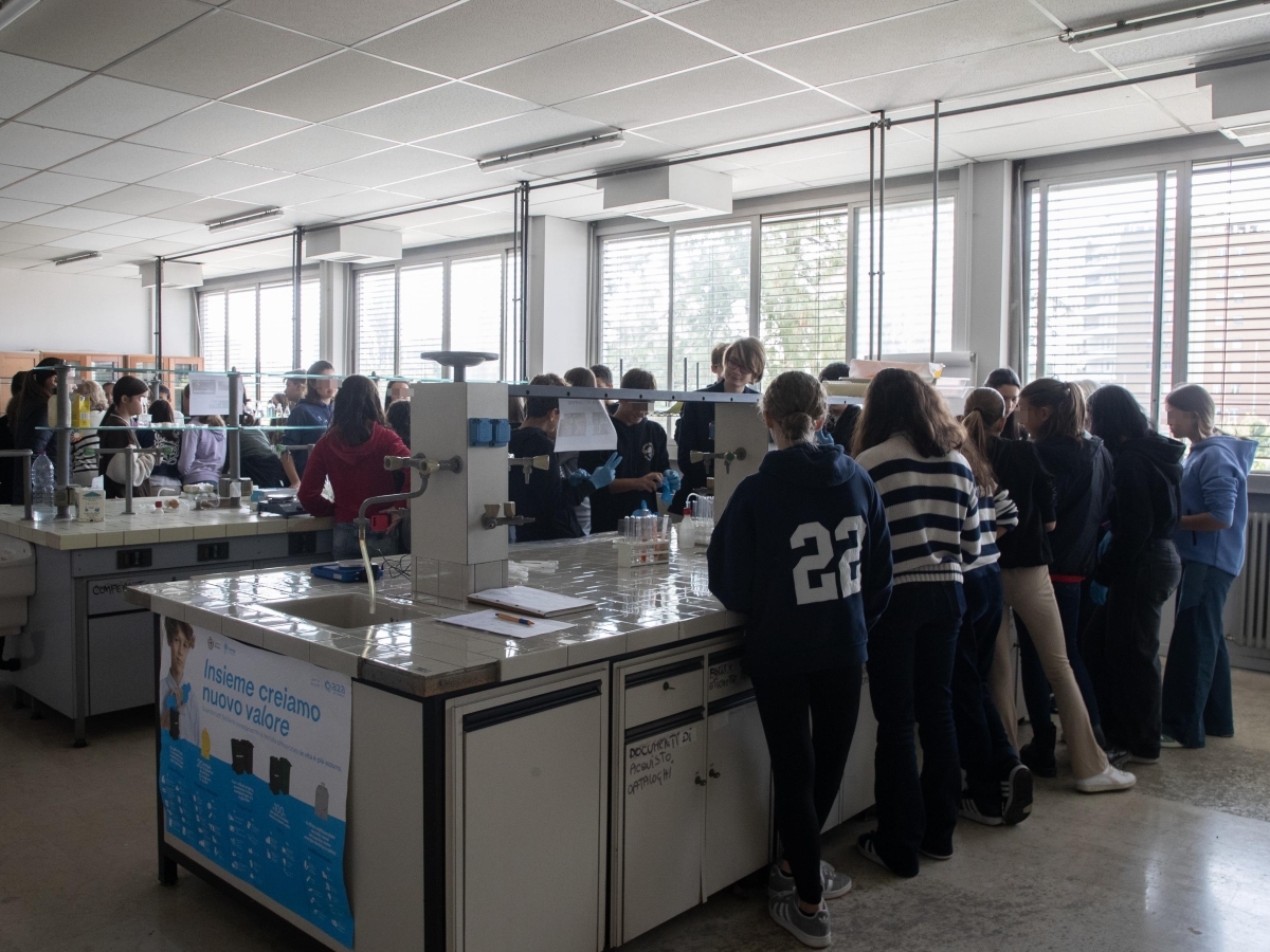Milano, open day per 95 mila studenti: con intelligenza artificiale e lezioni in inglese le scuole «catturano» nuovi allievi