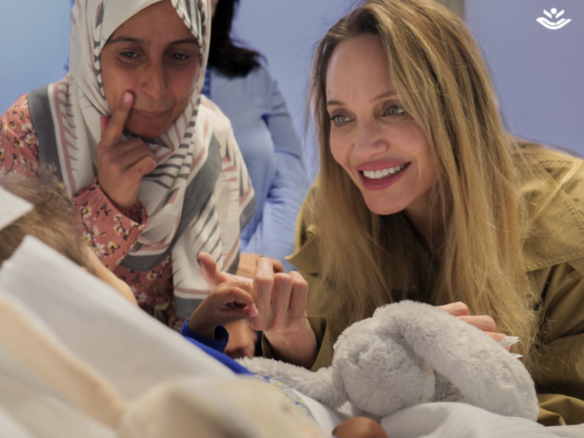 Angelina Jolie al Bambino Gesù per visitare i piccoli ricoverati: «Grata ai medici italiani per le cure alle vittime di guerra»