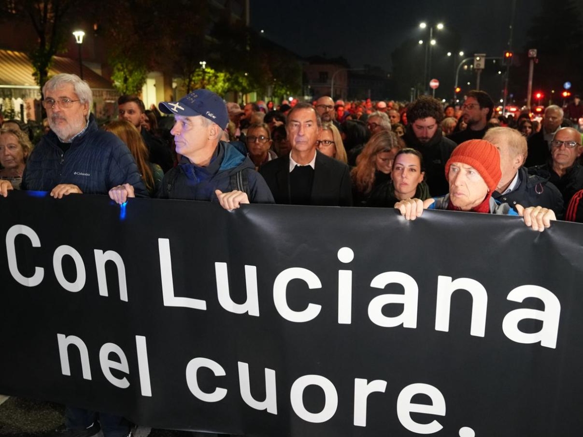 Bruzzano, in centinaia alla fiaccolata per Luciana Ronchi. Sala: «Alle vittime non dite mai "vedrai, passerà"»