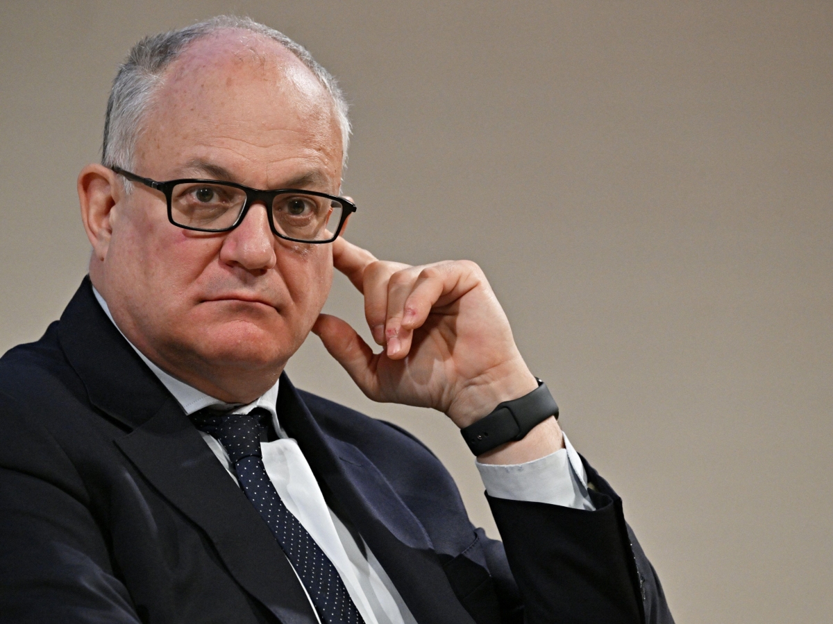 Roberto Gualtieri minacciato sui social: «Mi hai buttato giù casa, ora tocca a te». Blitz nella notte alle porte di Roma Roberto Gualtieri minacciato sui social: «Mi hai buttato giù casa, ora tocca a te». Blitz nella notte alle porte di Roma