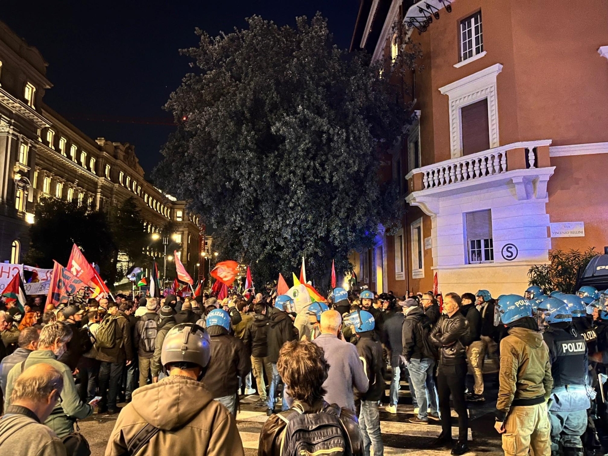 Corteo pro Palestina a Roma, tensioni con la polizia: idranti per disperdere i manifestanti diretti alla Festa del Cinema