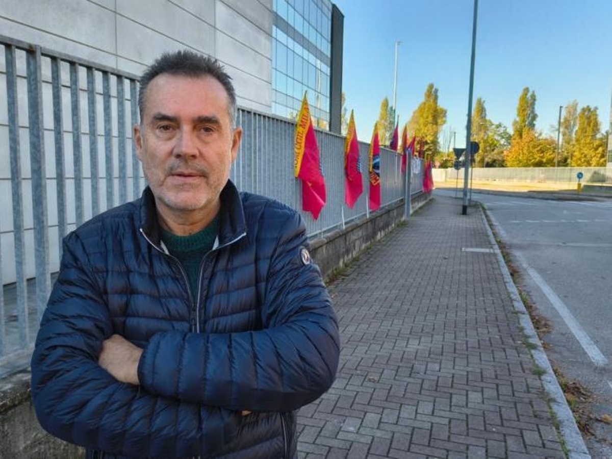 Licenziato lavoratore che assisteva la madre malata. «O ti trasferisci in Friuli o sei fuori». E i colleghi scioperano tutti i giorni Licenziato lavoratore che assisteva la madre malata. «O ti trasferisci in Friuli o sei fuori». E i colleghi scioperano tutti i giorni