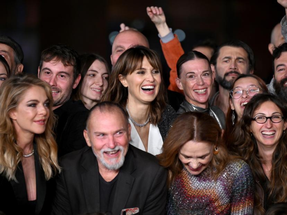 Festa del Cinema, protesta di interpreti e maestranze sul red carpet: Cortellesi, Gerini e Gifuni contro i tagli alla cultura
