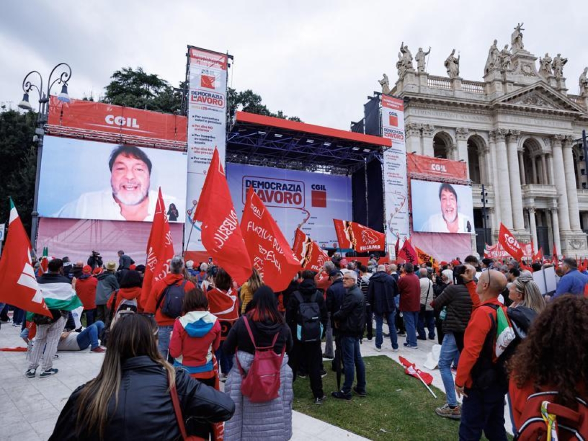 Sigfrido Ranucci, applausi per il videocollegamento alla manifestazione della Cgil: la sintonia tra il giornalista e Landini