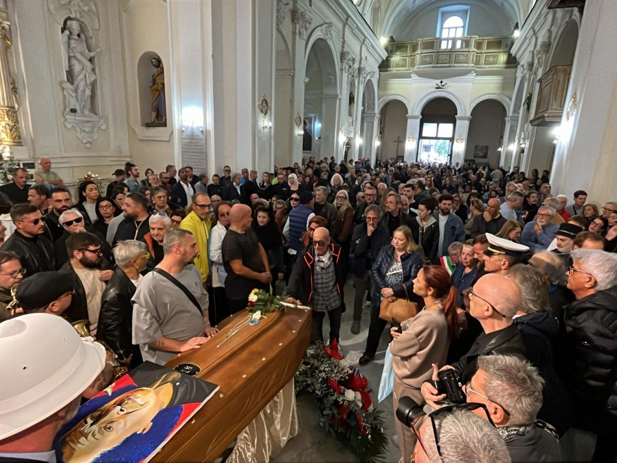 James Senese, i funerali a Miano. Il lungo applauso e chi c'era: da Bennato a Nino D'Angelo, l'abbraccio degli amici musicisti e le lacrime del suo quartiere