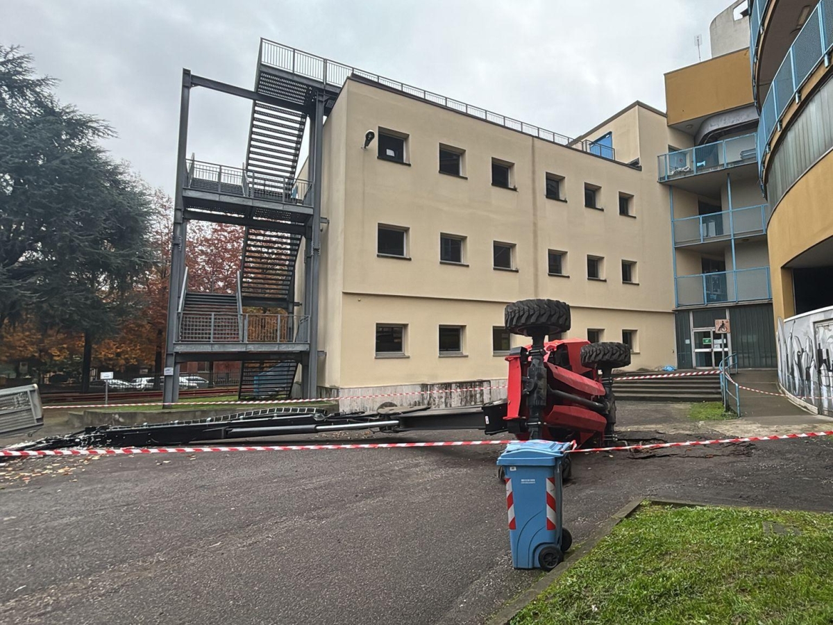 Cesano Boscone, operaio ferito nel cantiere della scuola media: cede l'asfalto e il suo mezzo si ribalta