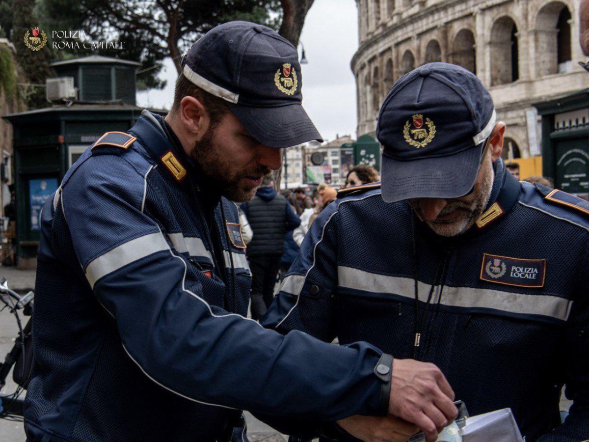 Roma, San Pietro e Colosseo: multe a saltafila e promoter turistici abusivi, fermate 20 persone