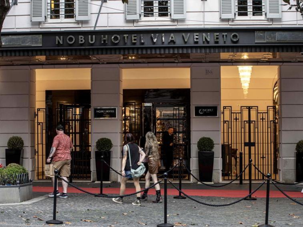 Roma, via Veneto ritrova la Dolce Vita: Robert de Niro ritorna e inaugura il Nobu Hotel. Ecco l'agenda della star