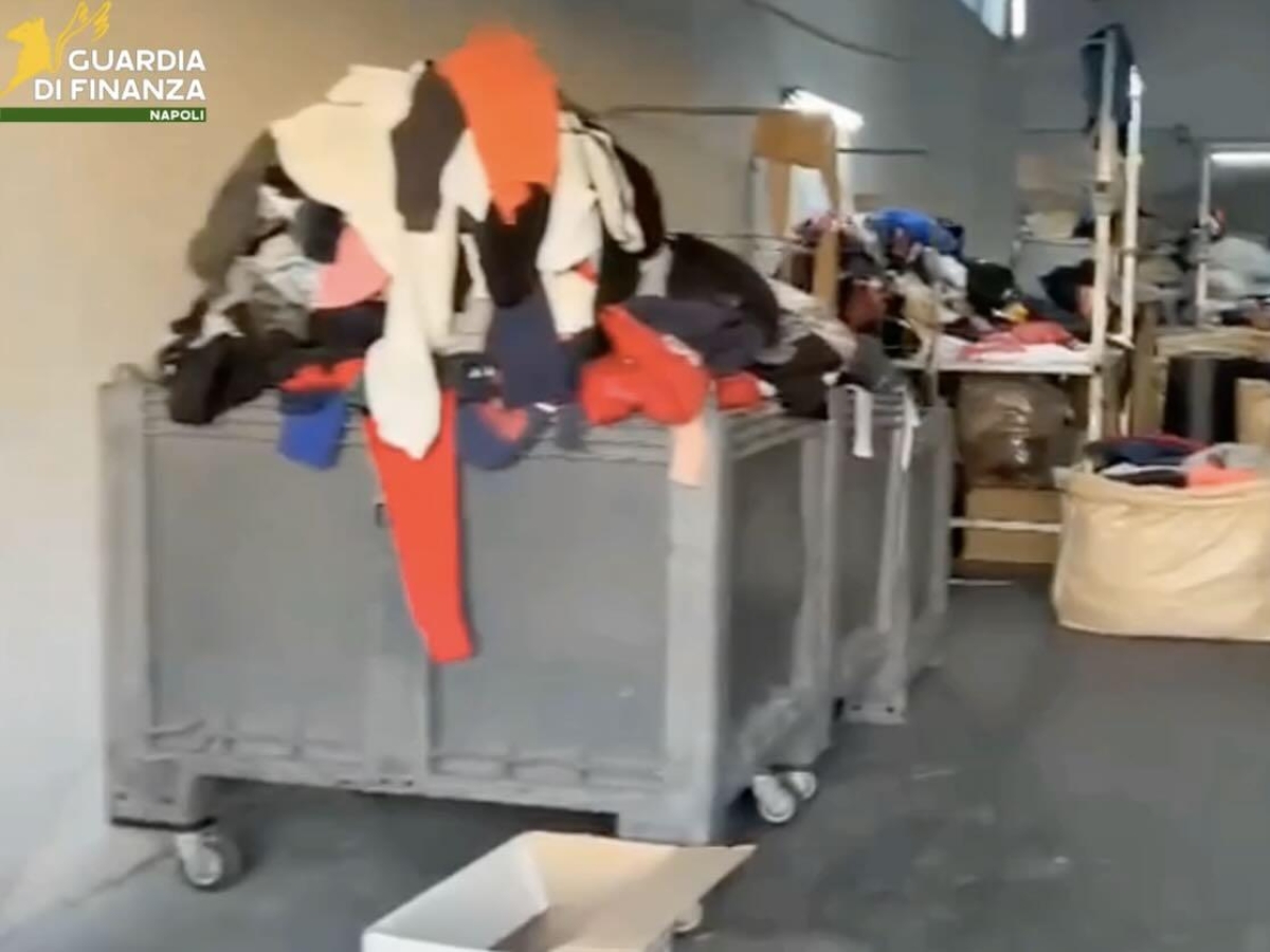 Ercolano, sequestrato opificio abusivo con 10 tonnellate di rifiuti tessili: era privo di sistema antincendio