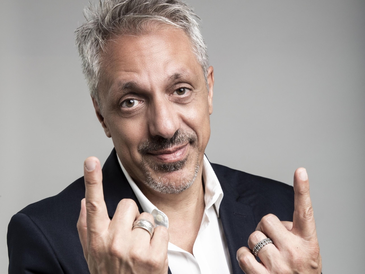 Max Pisu: «Per arrotondare facevo il magazziniere, poi è arrivato il successo con Zelig. Ora duetto con mio figlio»