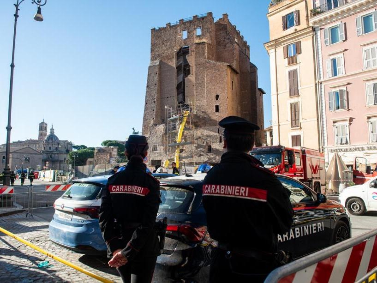 Torre dei Conti, appello dei carabinieri per trovare immagini del primo crollo: «Allegare un documento d'identità»
