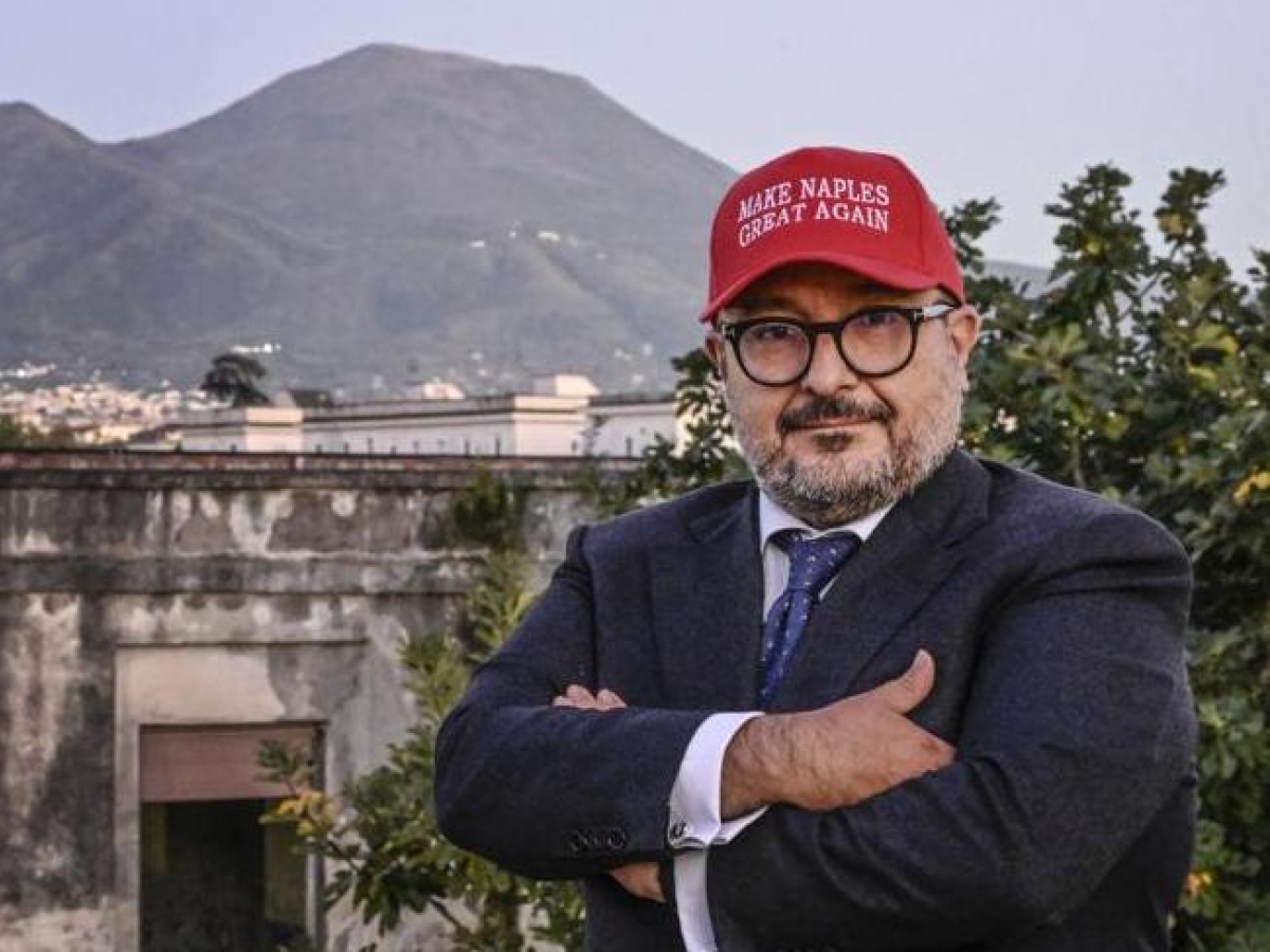 Regionali in Campania, Sangiuliano fa campagna elettorale con il cappellino alla Trump: «Make Naples Great Again»
