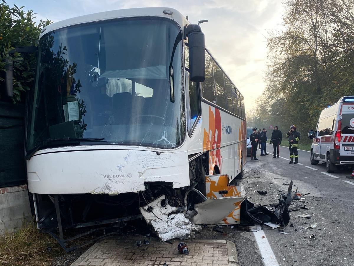 Scontro tra auto e bus di studenti: morto il guidatore della vettura, feriti 20 ragazzi Scontro tra auto e bus di studenti: morto il guidatore della vettura, feriti 20 ragazzi