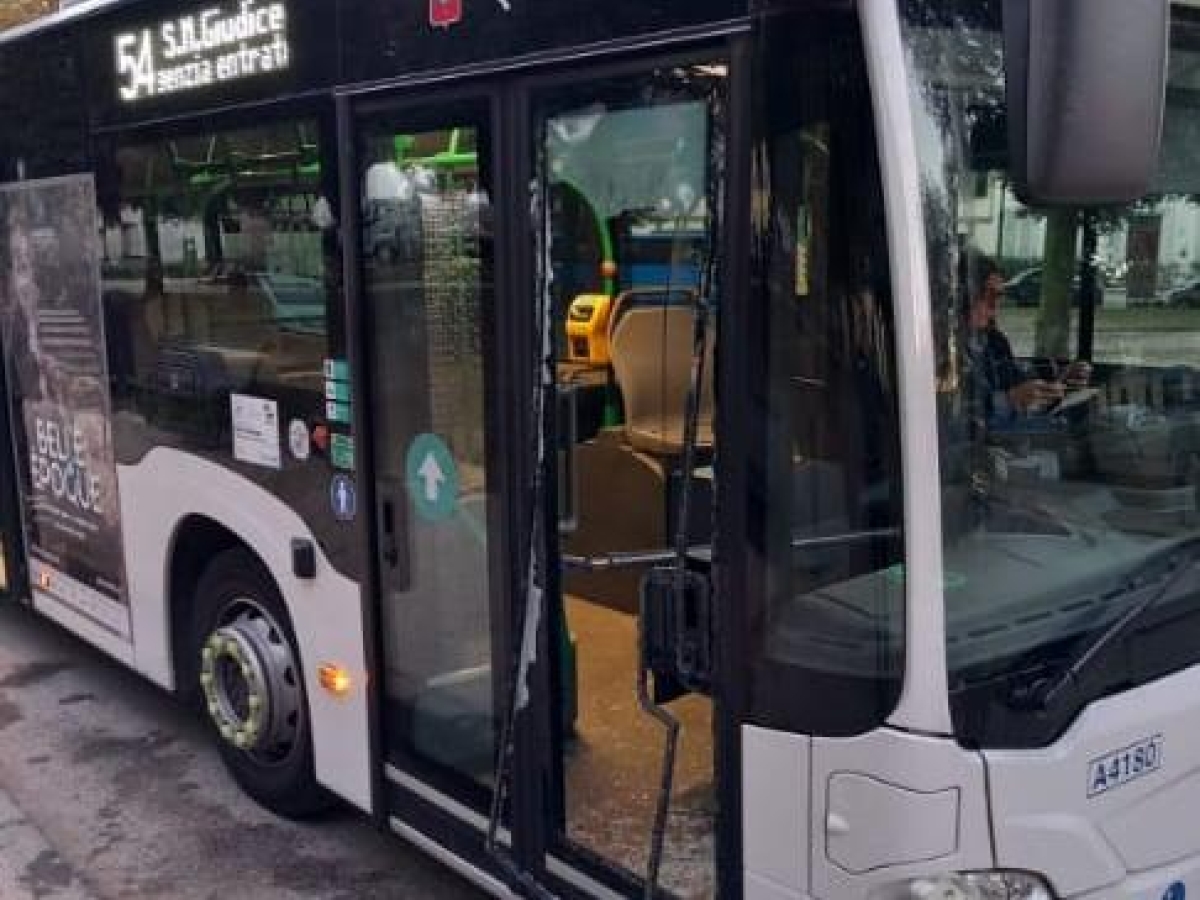 Lucca, entrano sul bus con le bottiglie di vetro, l'autista li rimprovera e loro la prendono per i capelli e la schiaffeggiano