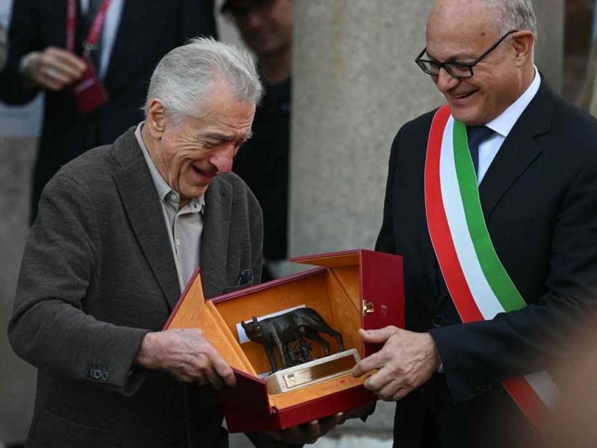Campidoglio, Robert De Niro riceve la Lupa Capitolina dal sindaco Gualtieri. «Roma è un'opera d'arte, sono onorato»