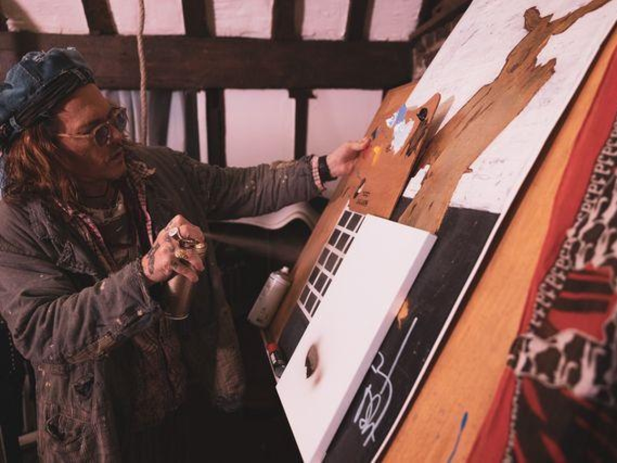 I fiori dipinti da Johnny Depp per la prima volta in vendita a Milano: prezzo 3.500 euro