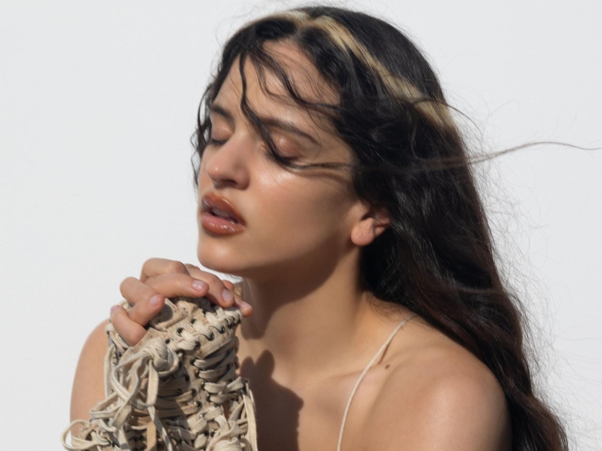 Rosalía e il nuovo album mistico: canta in 13 lingue (anche in in italiano e siciliano), brani ispirato da san Francesco e santa Rosalia