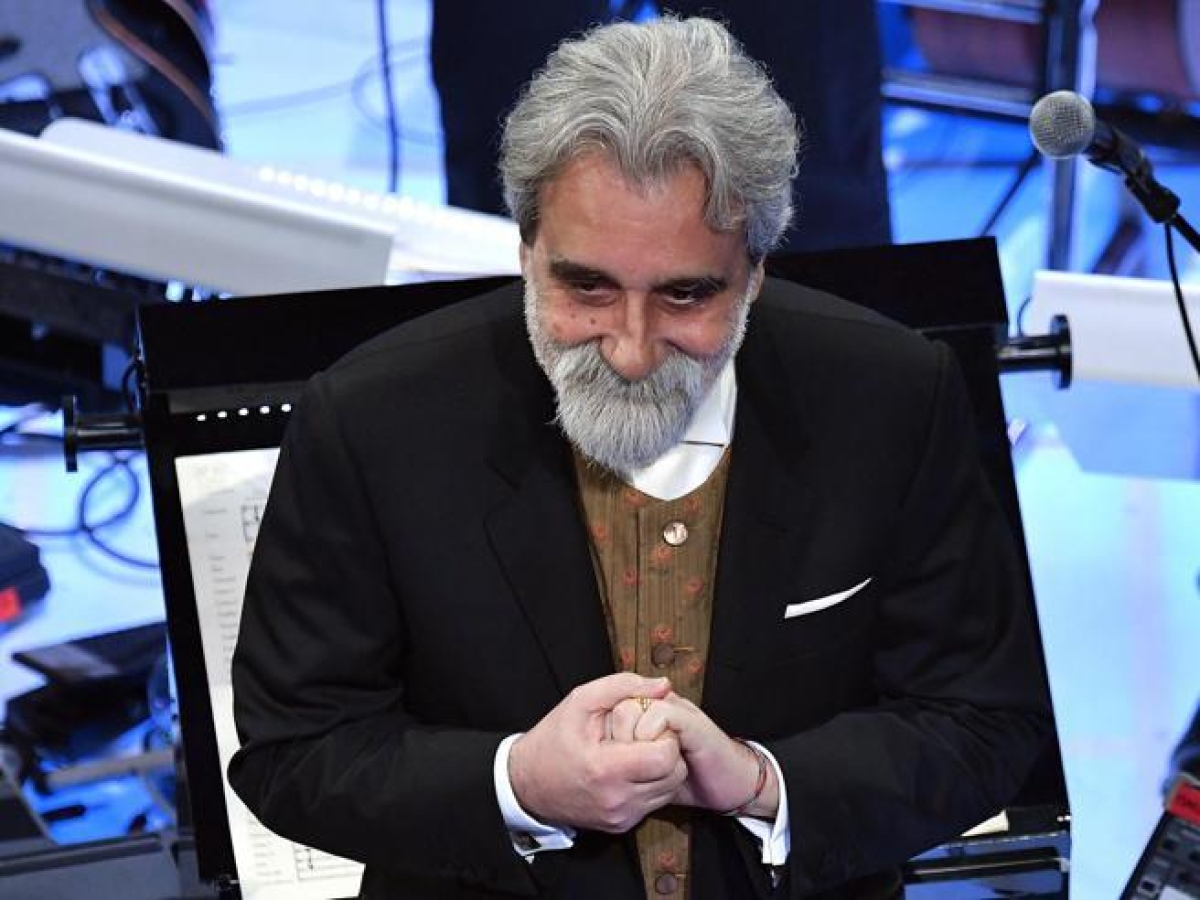 Peppe Vessicchio, il bambino che giocava tra le fabbriche di amianto e acciaio a Bagnoli ma sognava la musica