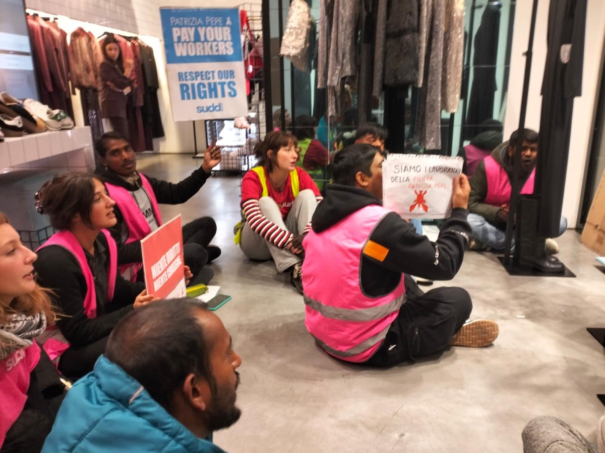 Firenze, gli operai di Montemurlo che confezionano i vestiti per Patrizia Pepe, occupano la boutique in centro