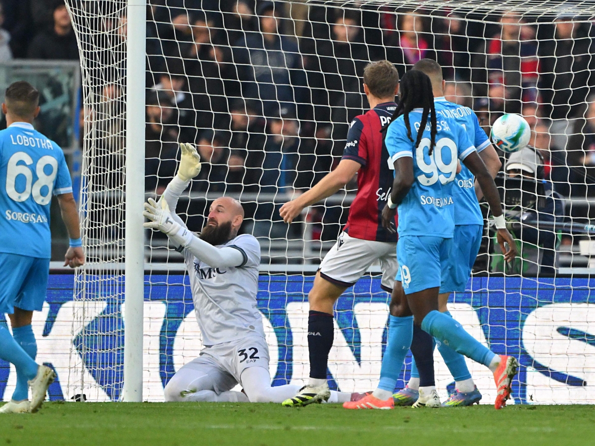 Napoli, k.o pesante: il Bologna fa festa con Dallinga e Lucumì, occasione per Inter e Roma