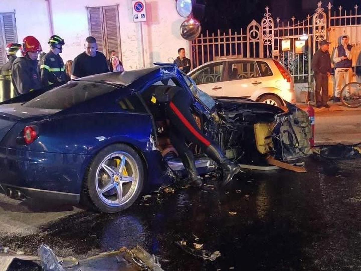 Incidente a Vigevano, si schianta con la Ferrari contro il muro di un fioraio: è grave il giocatore di basket Matteo Bettanti