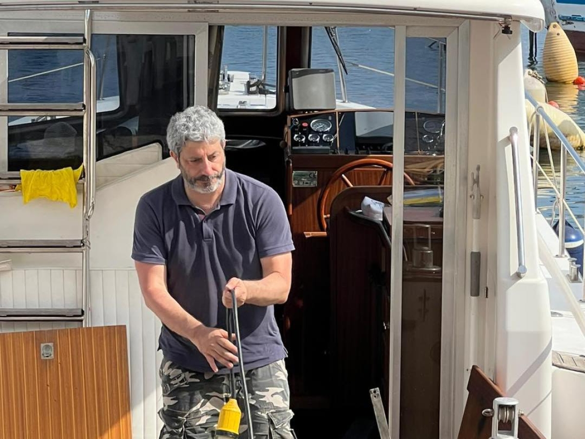 Fico e la polemica sulla barca al molo dell'Aeronautica: «Sono stupidaggini per delegittimarmi». Ma Cirielli rilancia: «Se davvero ha usato struttura militare è reato»