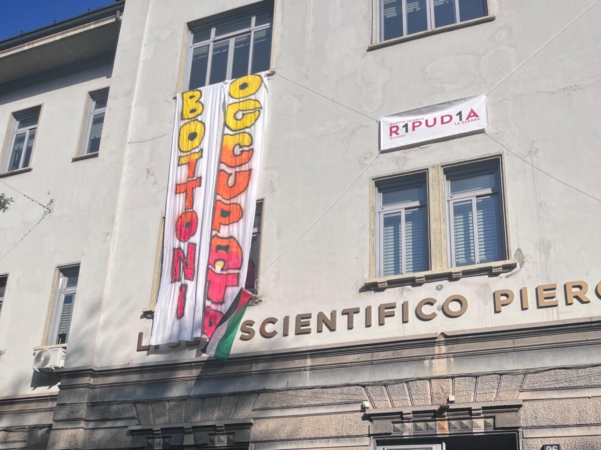 Sciopero e occupazione al liceo Bottoni di Milano, gli studenti vietano l'ingresso alla preside e ai professori: «Resteremo a dormire a scuola»