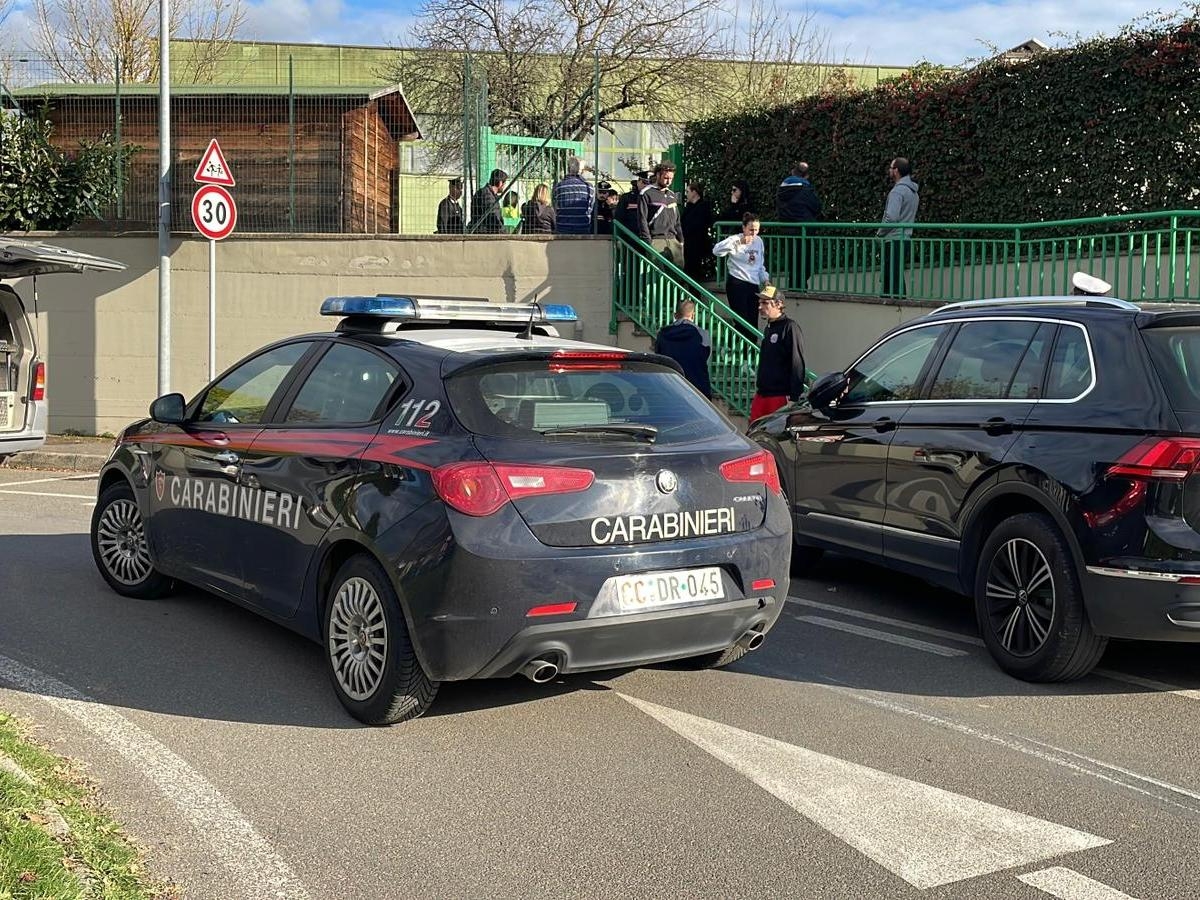 Arezzo, tragedia all'asilo di Soci: bimbo di 2 anni rimane impigliato ad un ramo con la felpa e muore strozzato