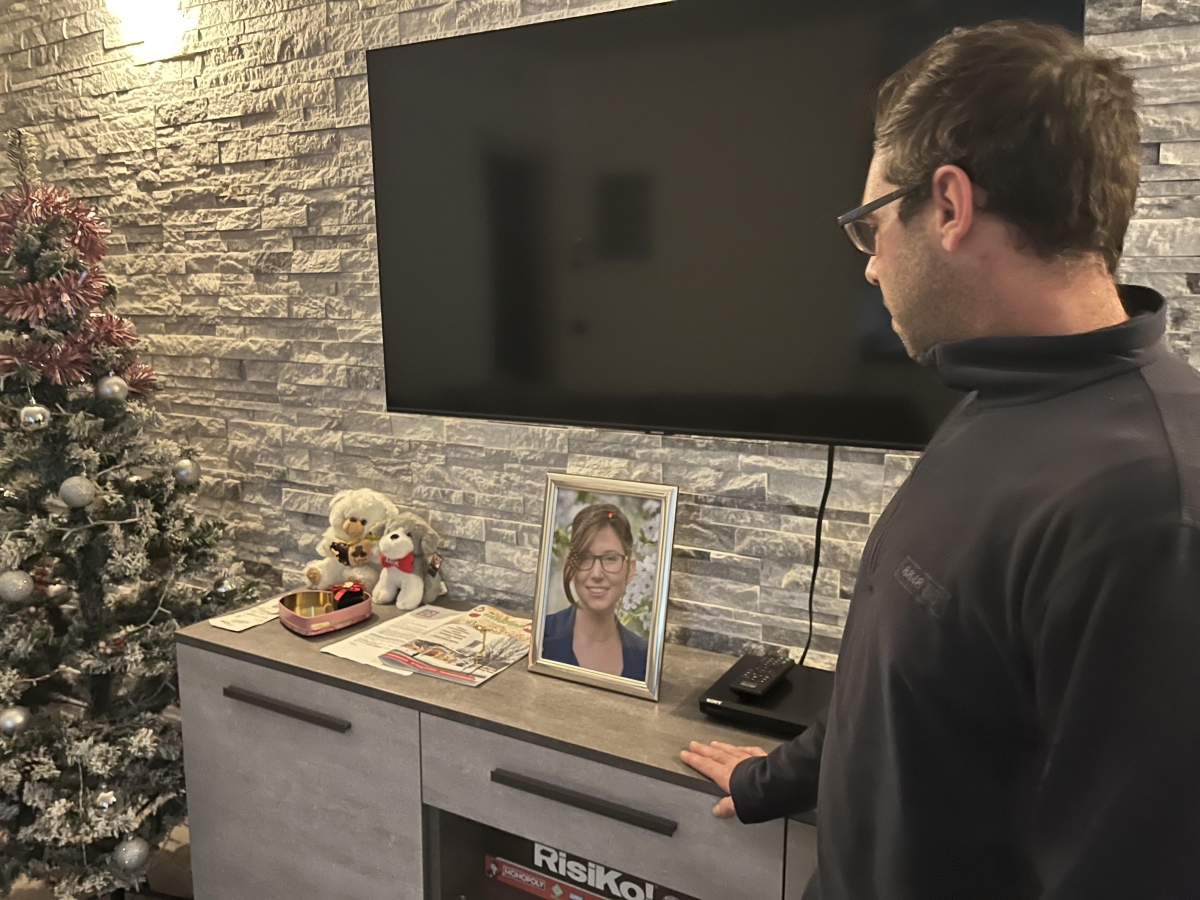 Nella casa di Sharon Verzeni, uccisa senza un perché. Il compagno Sergio Ruocco: «Dormo con la sua coperta, da Sangare vorrei la verità»