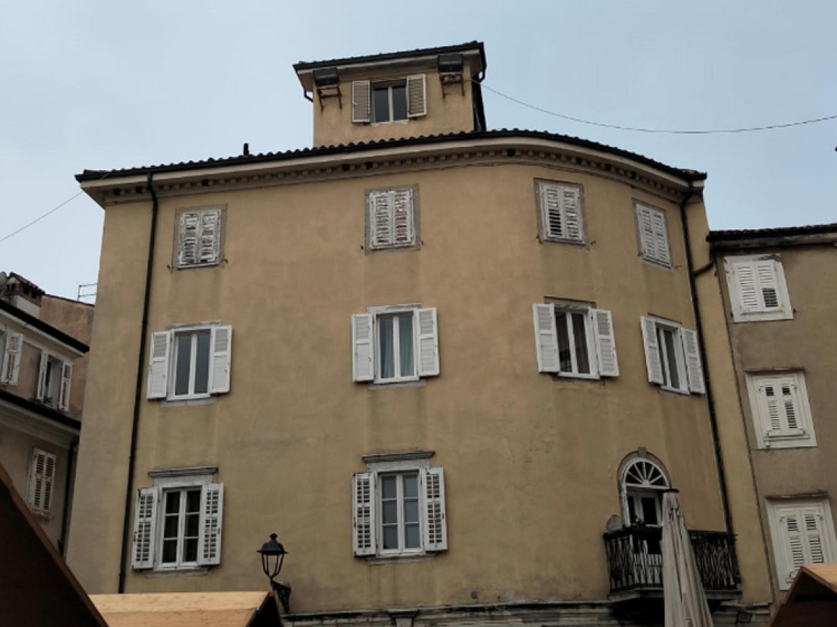 trieste madre uccide il figlio di 9 anni tagliandogli160la gola situazione difficile solo da poco poteva vederlo senza gli educatori