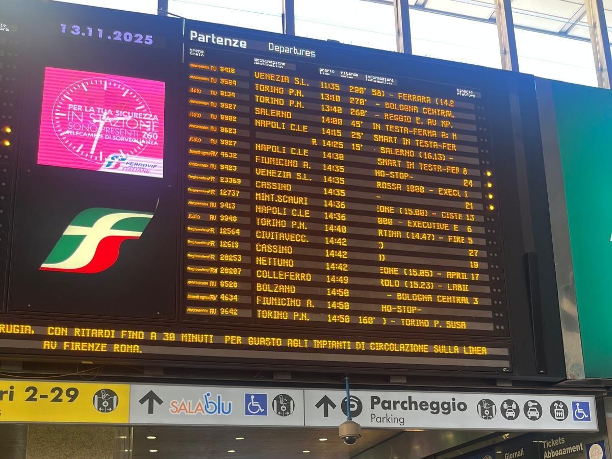 Roma, caos alla stazione Termini: treni in ritardo fino a 6 ore. La rabbia dei viaggiatori
