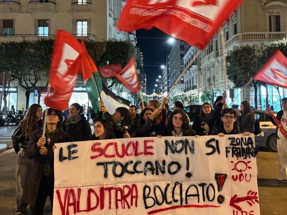 Valditara a Bari per presentare il suo libro, protestano gli studenti: «Ancora tagli per la scuola, non sei il benvenuto»