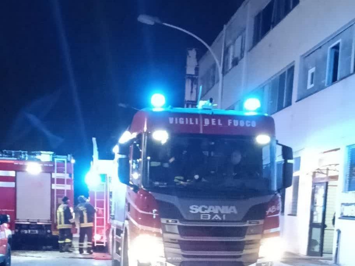 Tor Sapienza, incendio in palazzo occupato: probabile corto circuito, tre intossicati