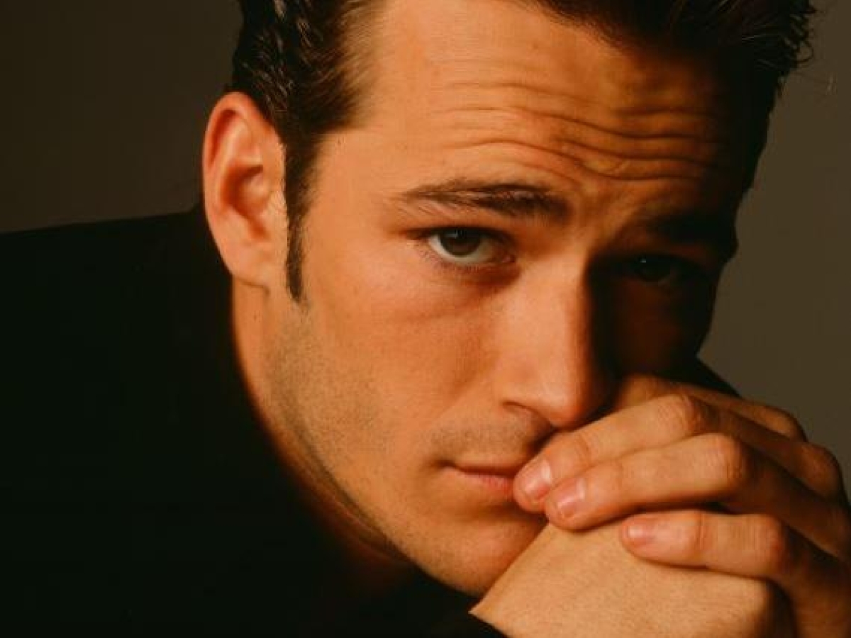 Luke Perry «era molto più di Dylan»: i 200 provini falliti, le fan che gli chiedevano il chewing gum masticato e l'abito fatto di funghi nella bara