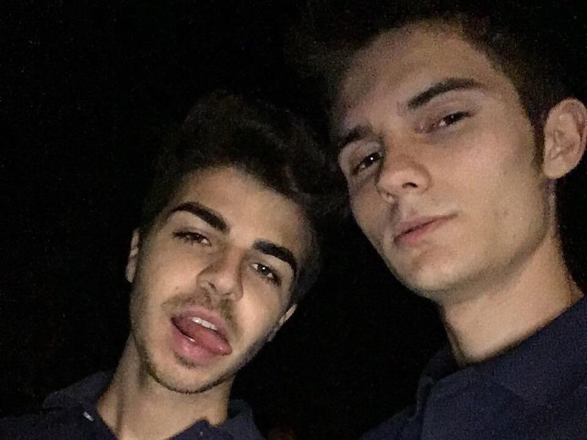 Leonardo Fiorini caduto dal balcone a Roma, i vicini: «Penzolava nudo a testa in giù dal terzo piano, l'altro lo teneva per i piedi e urlava di portare i materassi in cortile»