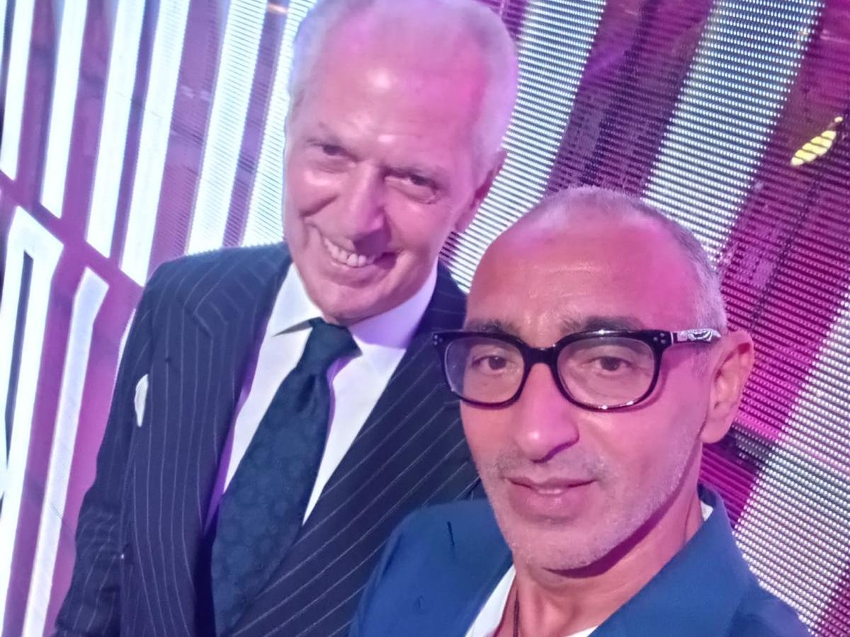 Calendario Pirelli 2026, Marco Tronchetti Provera alla console con Dj Ben: in completo sartoriale suona i Daft Punk