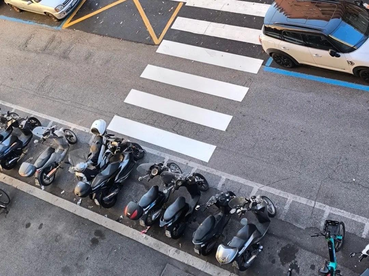 Ciclabile di via Guido Reni, le strisce pedonali partono dal parcheggio dei motorini: i residenti denunciano l'anomalìa