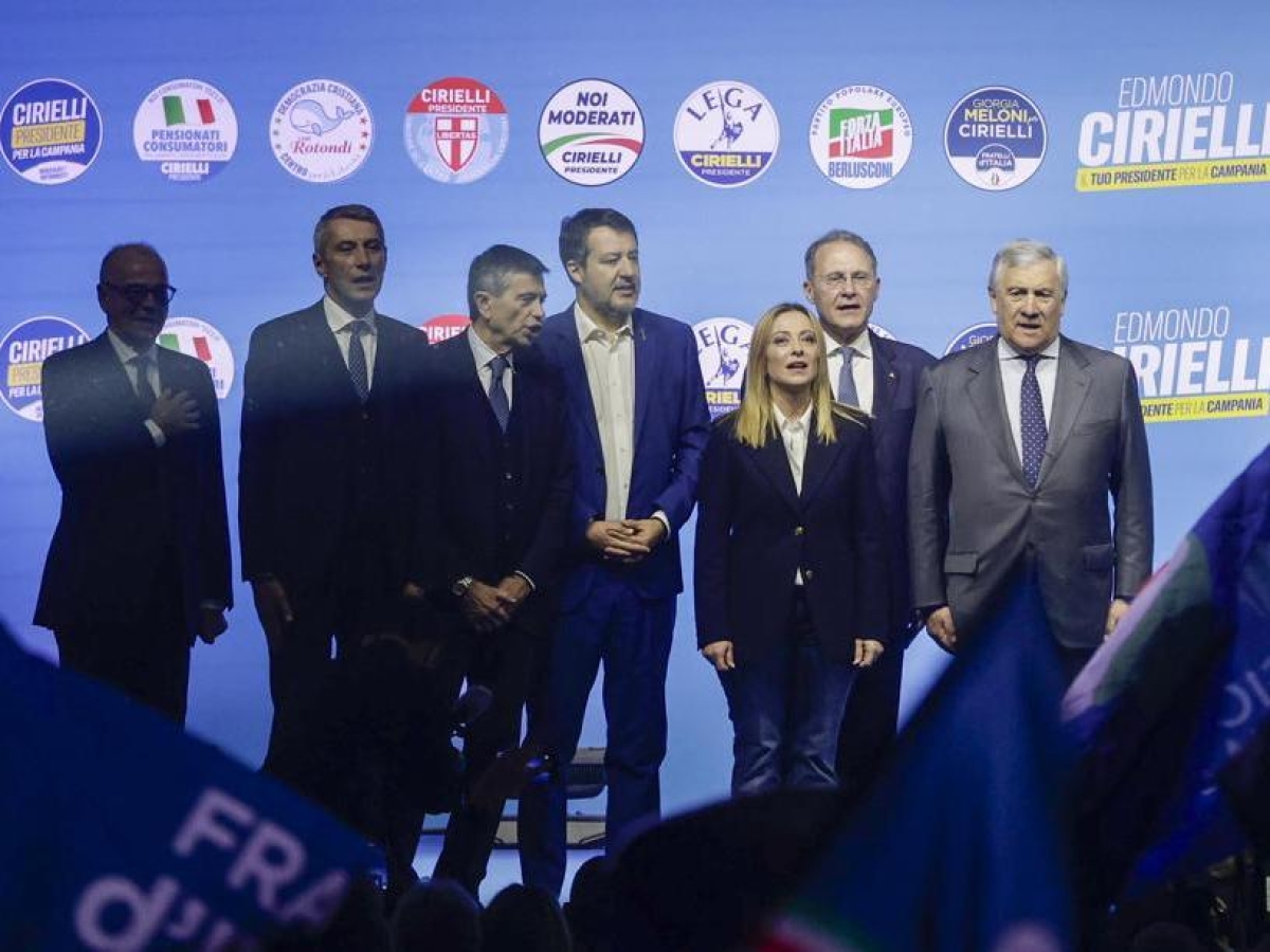 Meloni a Napoli: «Cirielli alternativo alle fritture di pesce». Il candidato: «Aumento di 100 euro per le pensioni minime»