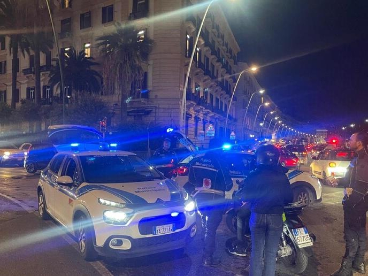 Napoli, venditore ambulante di fiori travolto da un'auto agli chalet di Mergellina: rischia la vita