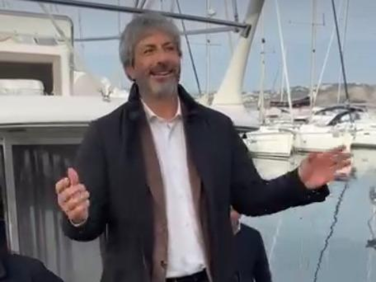 Roberto Fico in video-comizio da Procida a bordo del gozzo delle polemiche: «Non ci fermano con le schifezze su di me»