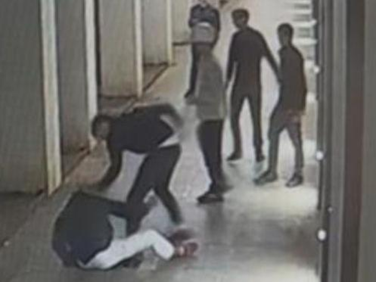 I genitori del 22enne massacrato in Corso Como: «Nei video la disumana indifferenza degli aggressori. Da loro un male insensato»