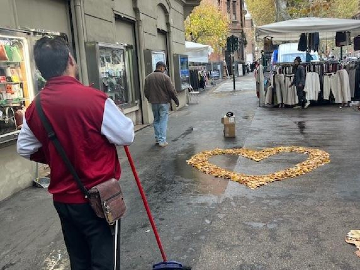 Trastevere, il cuore di foglie sul marciapiede inventato da Georgi, disoccupato bulgaro. «Piace a tutti, chiedo 5 euro a foto»
