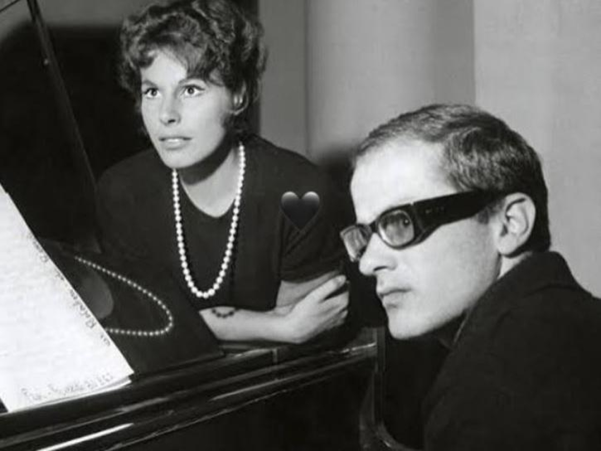 Gino Paoli ricorda Ornella e il loro amore che ispirò «Senza fine» con una foto in bianco e nero al pianoforte