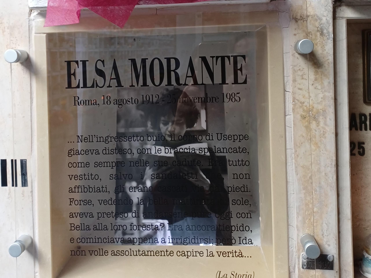 Elsa Morante, a 40 anni dalla morte Ama le dedica il loculo «ritrovato» al Verano che fu la sua prima tomba