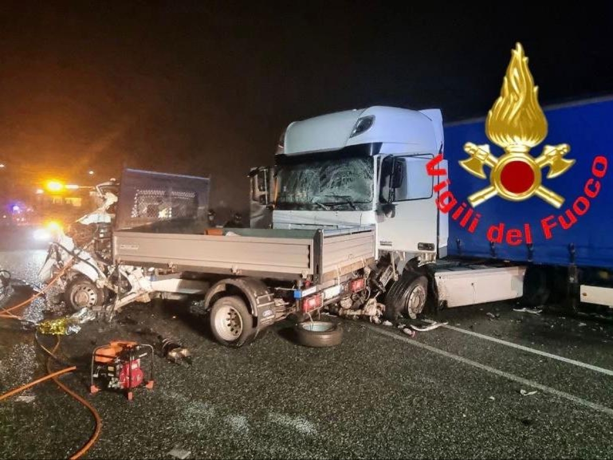 Tragico frontale tra la via Emilia e Cerro al Lambro tra un camion e un furgone: muore 23enne