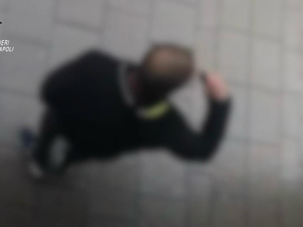 Vomero, insegue l'ex moglie e l'aggredisce in strada: «Hai un altro, ti taglio la testa». Lei corre a denunciarlo: arrestato